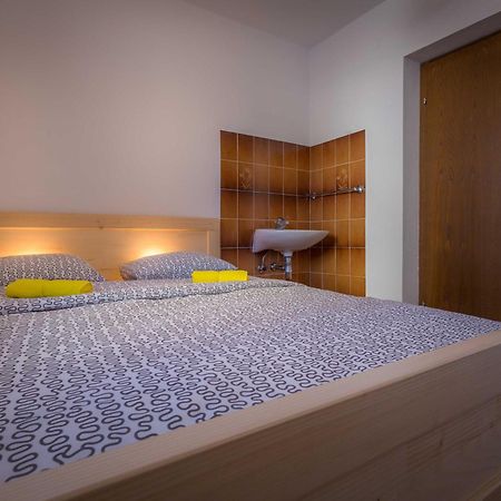 1A Adventure Hostel 勒什 客房 照片