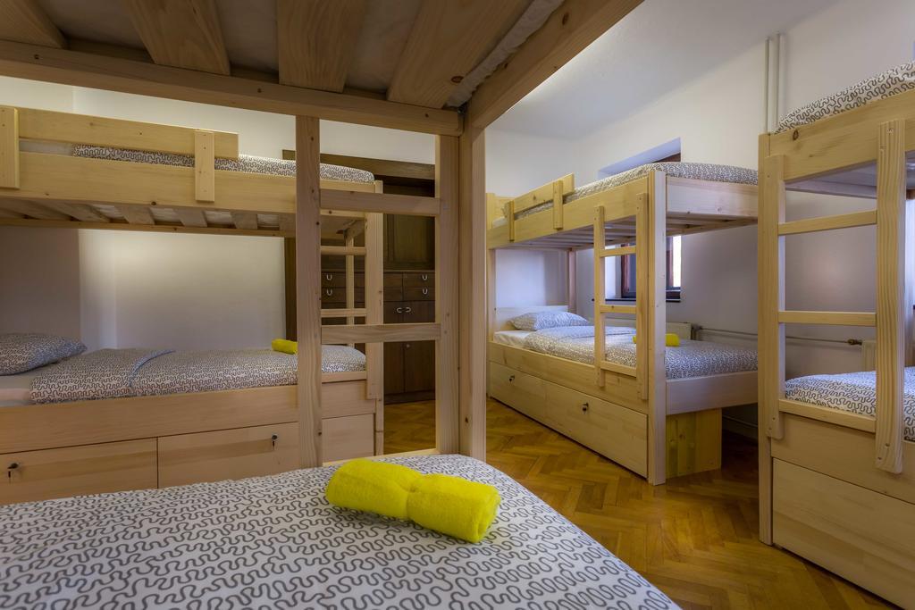 1A Adventure Hostel 勒什 外观 照片