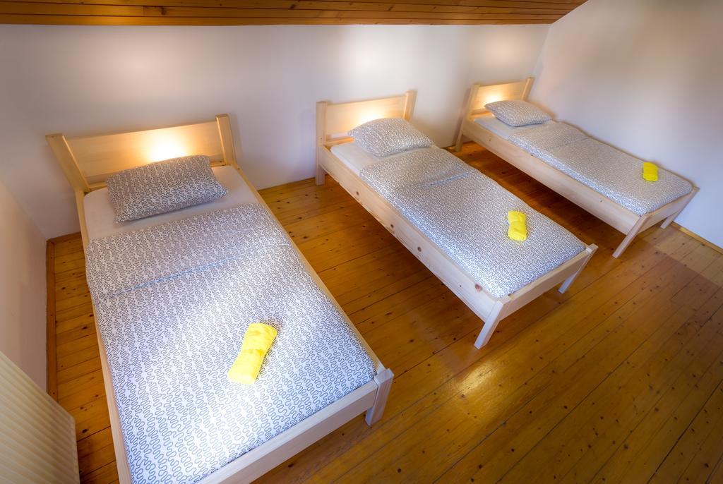 1A Adventure Hostel 勒什 外观 照片