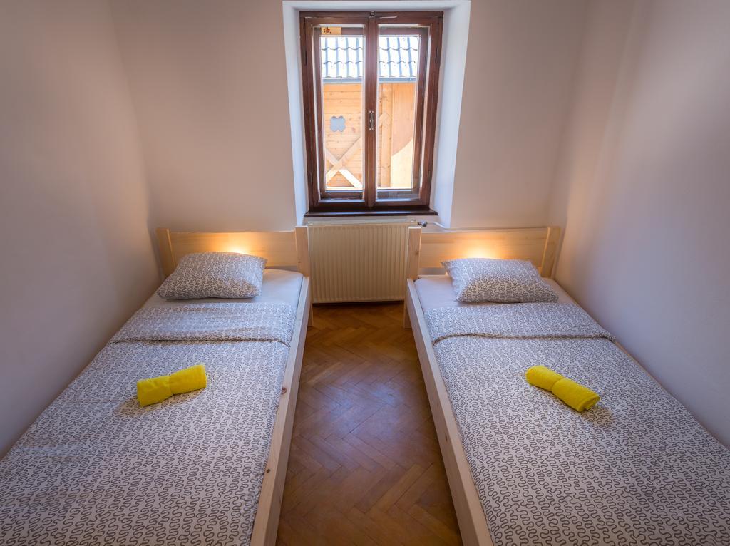 1A Adventure Hostel 勒什 外观 照片