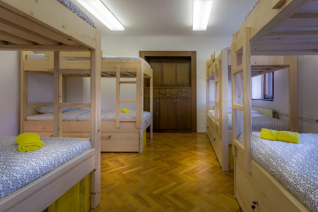 1A Adventure Hostel 勒什 客房 照片