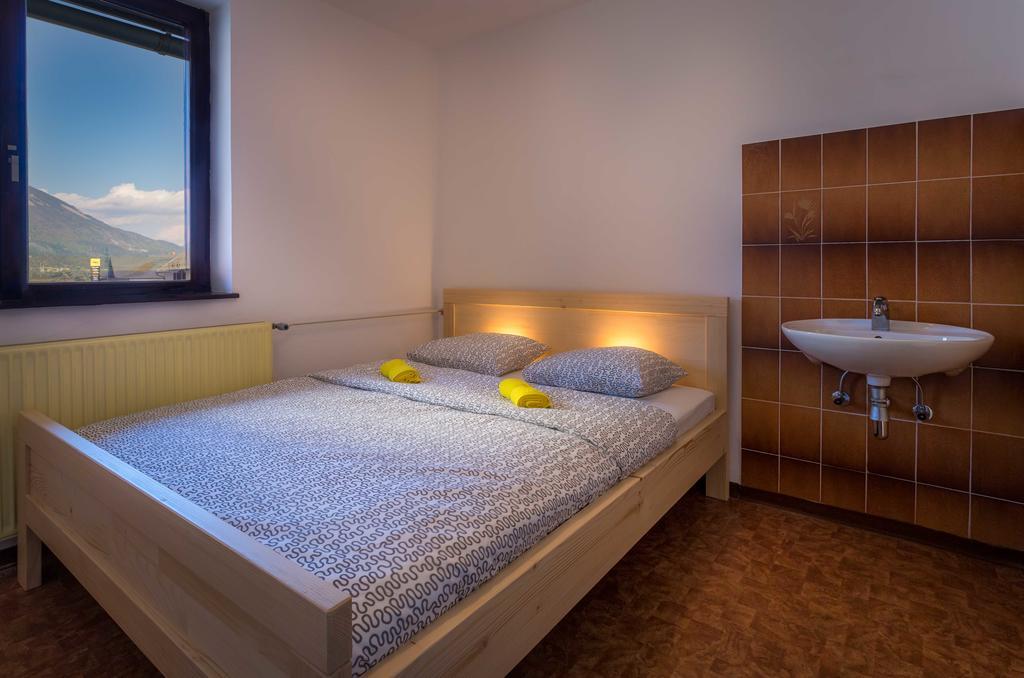 1A Adventure Hostel 勒什 客房 照片