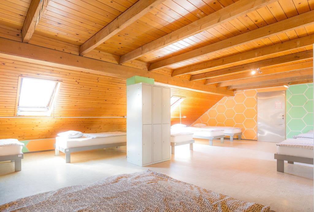 1A Adventure Hostel 勒什 外观 照片