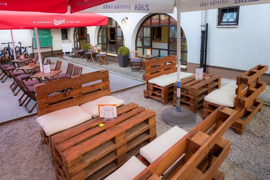 1A Adventure Hostel 勒什 外观 照片