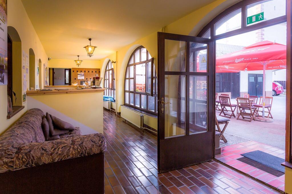 1A Adventure Hostel 勒什 外观 照片