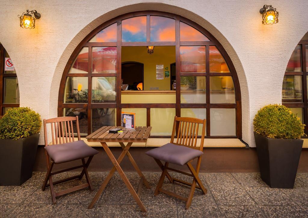 1A Adventure Hostel 勒什 外观 照片